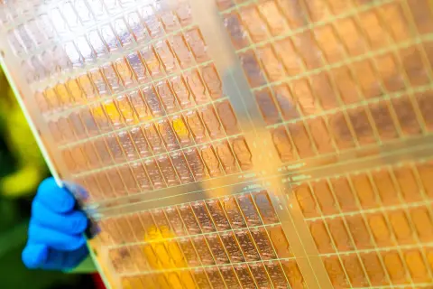 Az Intel leállítja az üvegszubsztrátumokkal kapcsolatos kutatásait és fejlesztéseit – Külsős megoldásokra térnek át