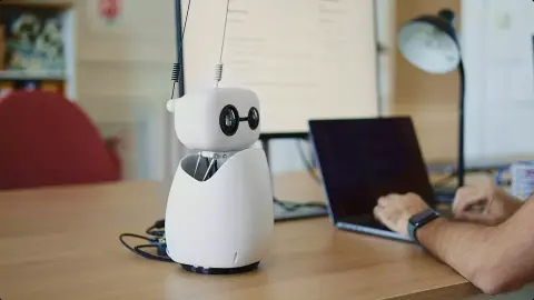 Elérhető az apró asztali robot, amit a kezdő programozóknak szán a Hugging Face