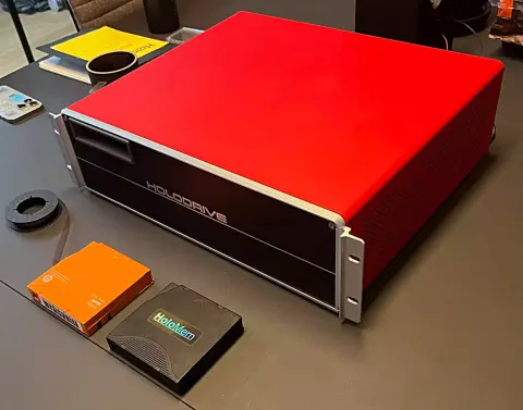 Holografikus szalagra cserélnék a mágnesszalagos adattárolókat – 50 év élettartam, 200 TB-os adattároló kapacitás