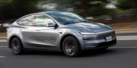 Nem poénkodik tovább a Robotaxi árazásával a Tesla