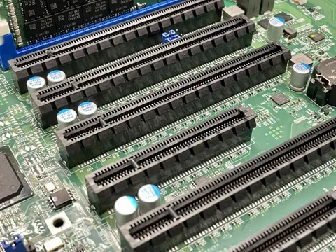 Bejelentették a PCI Express 8.0-s szabványt, 2028-ban debütálhat – 1 TB/s-os PCIe x16-os slotok érkezhetnek