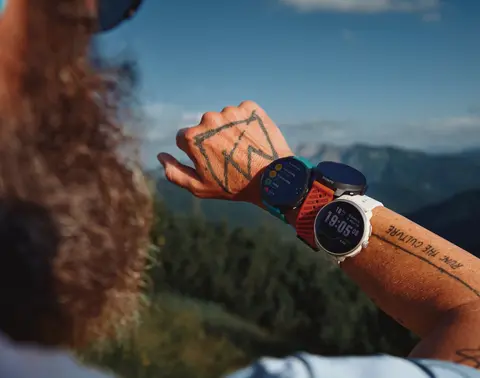 Ragyogó fényerőt nyújtó Suunto okosóra debütált