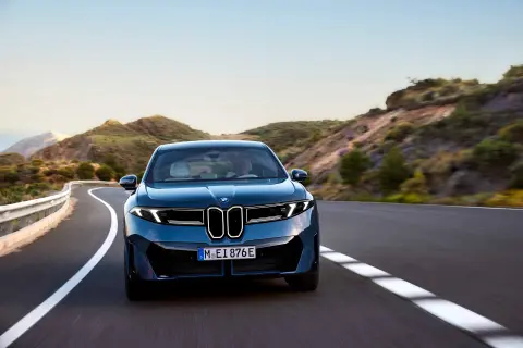 A Qualcomm önvezető technológiájával jön új BMW