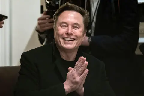Elon Musk bevásárolt a Tesla részvényekből