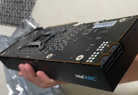 Előkerült egy Intel Arc A750-es videokártya prototípusa – 16 GB-nyi memóriával és 512-bites memória-adatsínnel