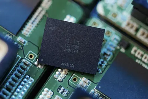 Teljesítményproblémák miatt csúszhat a Samsung 9. generációs QLC NAND Flash chipjeinek sorozatgyártása