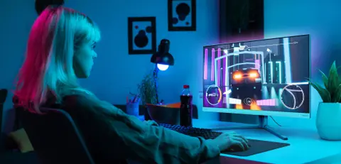 Dual-Mode támogatással és AmbiGlow világítással érkezik a legújabb Philips Evnia gamer monitor