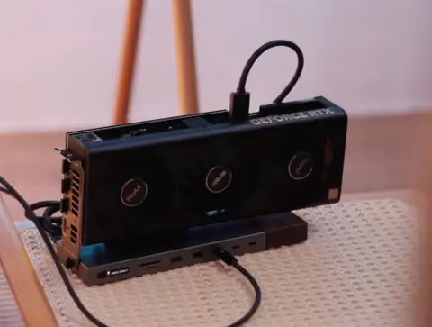 Kijelzőt, vezeték nélküli töltőt, 11 az egyben dokkolót és M.2-es slotot is kapott ez a Thunderbolt 5 portos videokártya-dokkoló
