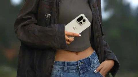 Es wurde bekannt, wann das OnePlus 15 erhältlich sein wird, und es wird nicht allein kommen