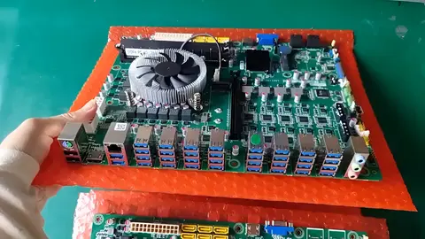 Egészen extrém, 36 darab USB porttal szerelt alaplapot kaptak lencsevégre
