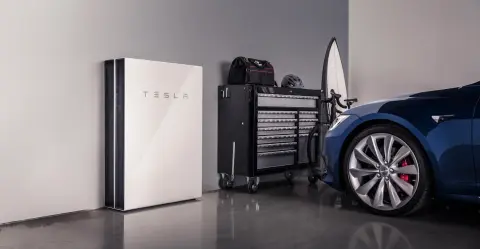Tűzveszélyesek a Tesla otthoni energiatárolói, rengeteg Powerwallt kell visszahívni