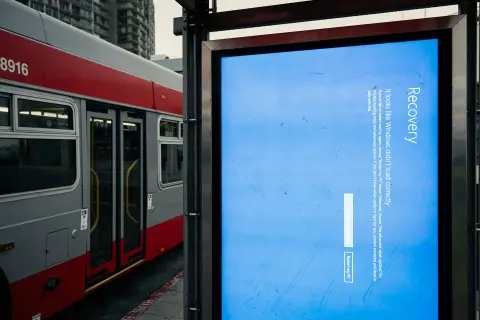A Microsoft jóvoltából gyorsan el lehet tüntetni a kékhalál jeleit a publikus kijelzőket kezelő Windows 11 rendszerekről