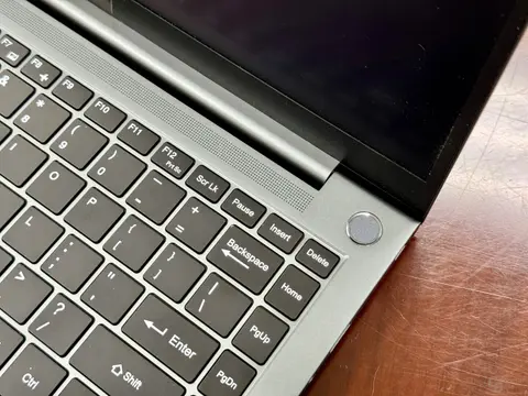 Bedobta a törölközőt a Tuxedo: Nem készül el a Qualcomm Snapdragon X Elite alapú linuxos notebook