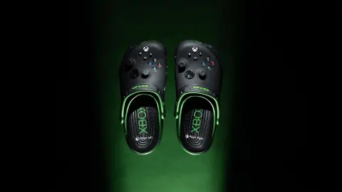 Őrült világ: Xbox tematikájú Crocs érkezett, miután a Windows XP-s nagy siker lett