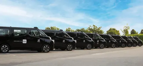 Abu-Dzabiban indít robottaxi szolgáltatást az Uber, ehhez kínai partnerrel szövetkezett