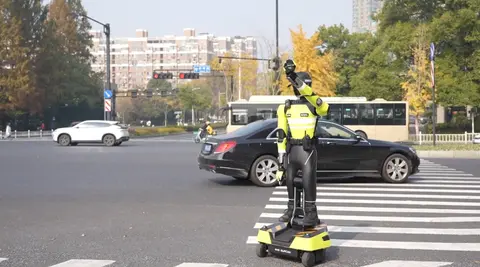 Kínában munkába állt az első robotzsaru