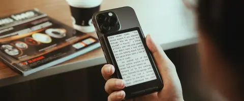 iPhone-ok hátára tapasztható e-könyv olvasó készült