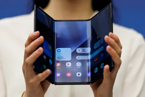Könnyfakasztóan drága a Galaxy Z TriFoldban kijelzőt cserélni