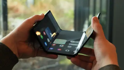 Folyamatosan tölti a Galaxy Z TriFold készletet a Samsung, de így sem jut minden vásárlónak