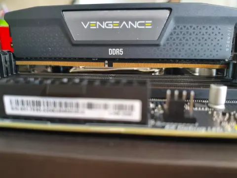 Încep să apară din ce în ce mai multe module de memorie DDR5 fale
