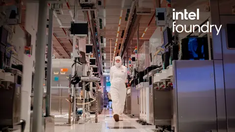 Az Intel Foundry által bemutatott koncepció chip fedélzetén 16 Compute Tile és 24 HBM5-ös memóriamodul foglal helyet