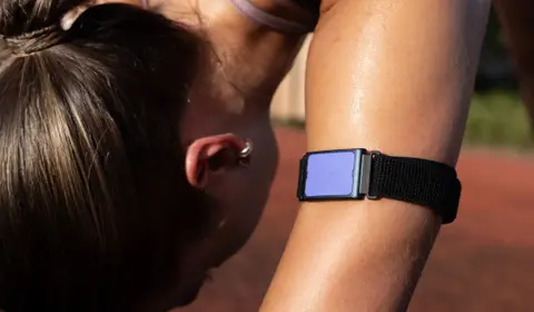 Ismét egy kijelző nélküli sportpántot mutatott be az Amazfit