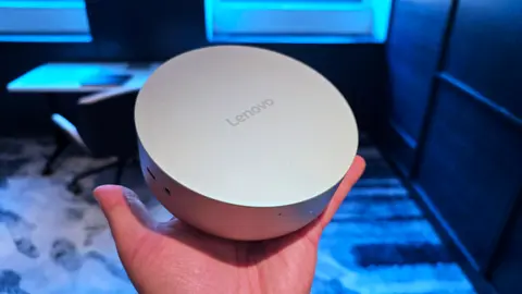 Lenovo Yoga Mini i: Apró PC Panther Lake alapokon, ami kisebb, mint egy sajtkorong