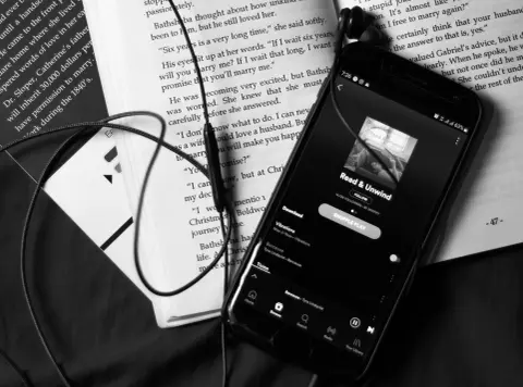Izgalmas újítással készül a Spotify a hangoskönyvek közönségének