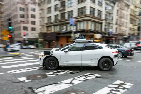 Elütött egy diákot a Waymo robottaxija, vizsgálódik az NHTSA