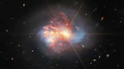 Rendkívüli ötös galaxis-összeolvadást észlelt a James Webb