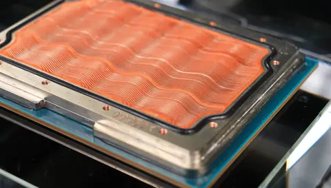 Folyadékhűtő blokká alakították az AMD csúcsprocesszorának IHS-ét – 1550 W @ 50 Celsius fok