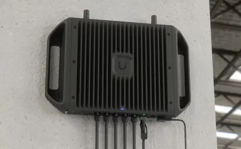Rendkívül jól felszerelt Wi-Fi 7-es router érkezik, ami négy darab 90 W-os PoE portot és két SIM kártyahelyet is kínál