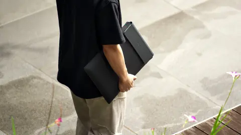 Razer je izdelal poseben ovitek za prenosnik, ki skriva dve brezžični polnilni coni, združljivi z MagSafe