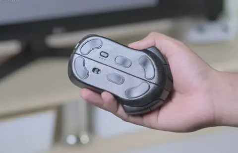Hier ist die spezielle Gamer-Maus, die mit einer einzigen Bewegung in zwei Controller umgewandelt werden kann
