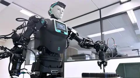 Az STMicroelectronics európai félvezetőgyártó üzemeiben humanoid robotokkal fokozzák a versenyképességet