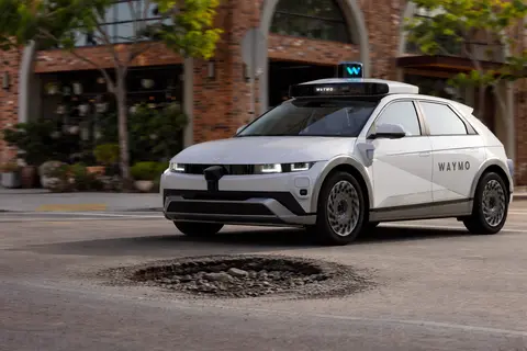 Szintet lép a Waymo, már közérdekű tevékenységre is képes lesz a robottaxi