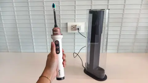 Beázás, túlmelegedés, oxidáció – Nem indul jól a Dyson fogkeféjének pályafutása