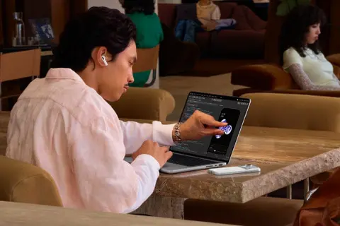 Megjött az OLED érintőkijelzővel és világító Apple logóval szerelt MacBook Pro, de végül nem kapta meg az Ultra nevet