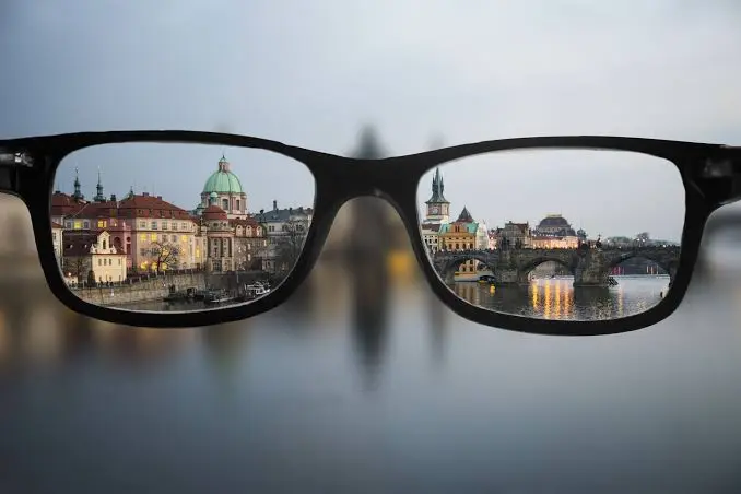 Indigoblau gegen Kurzsichtigkeit?